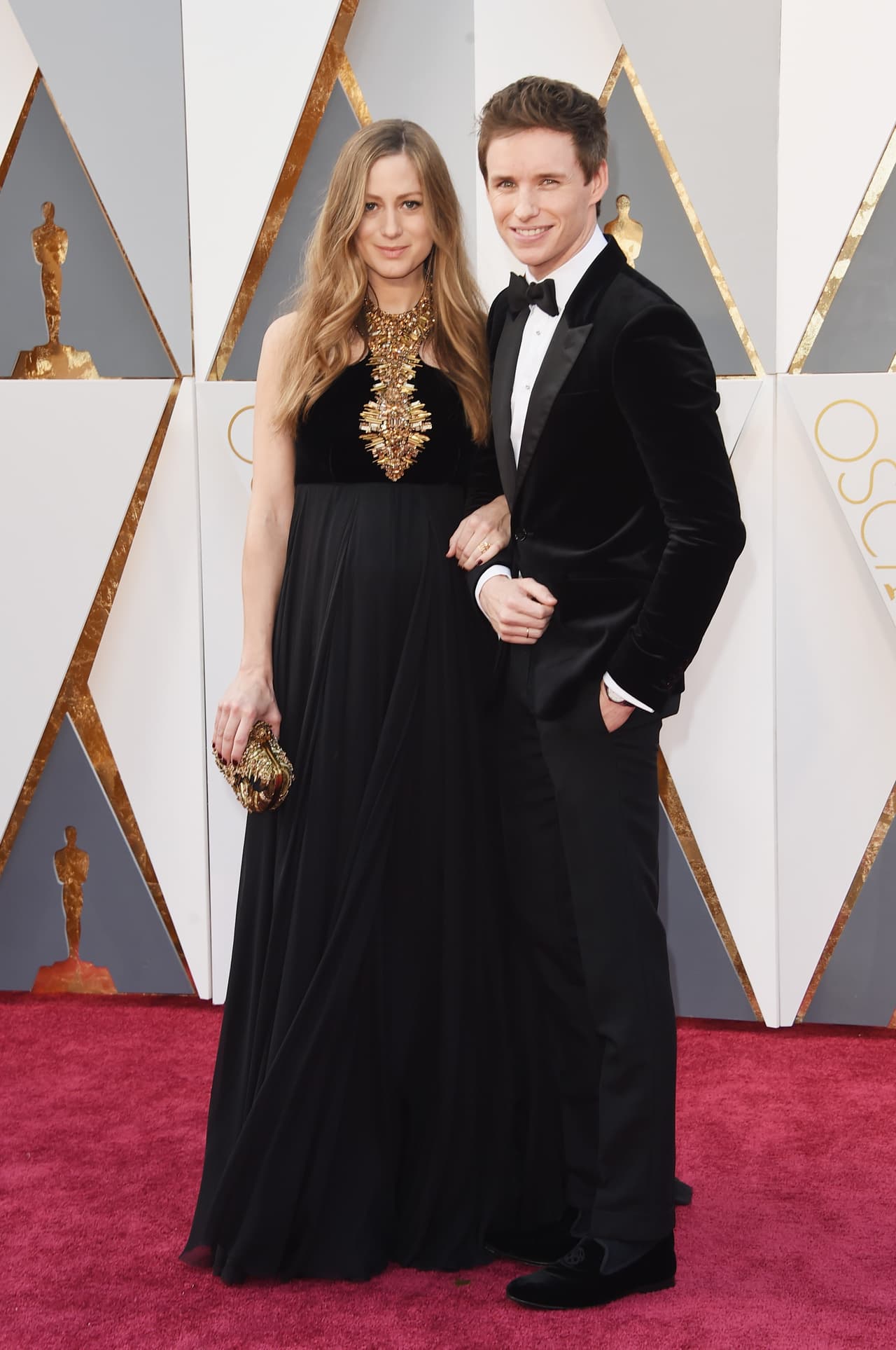 Eddie Redmayne, actor inglés que aparece en la cinta 'The Danish Girl' apareció en la Alfombra Roja con su bella esposa.