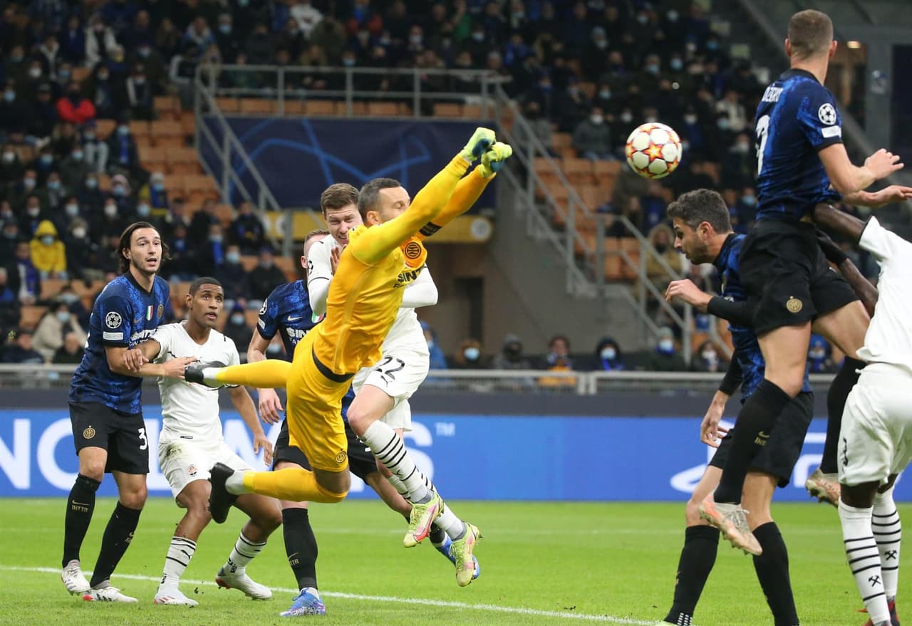 El Internazionale se impone al Shakhtar Donetsk 2-0 con doblete de Edin Dzeko (61', 67') y, al momento, es líder del grupo D en la UEFA Champions League, colocándose a un paso de los Octavos.