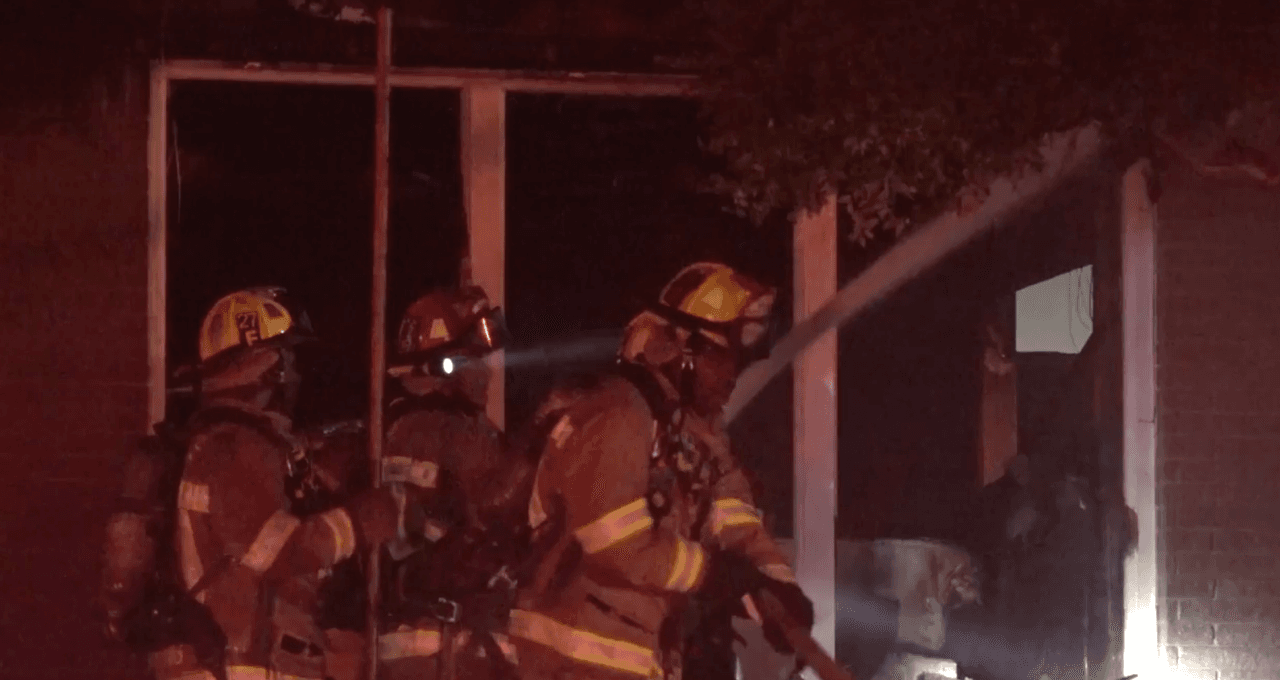 Aquí un grupo de bomberos en plena lucha contra el incendio.