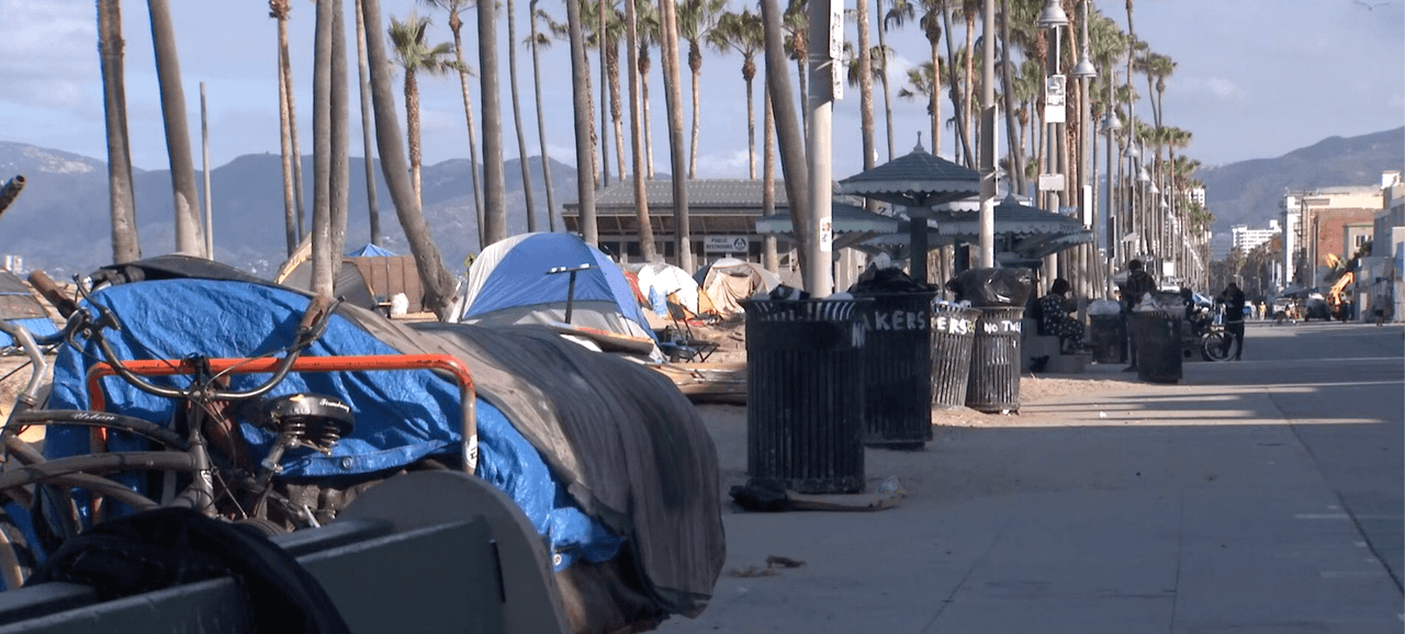 <b>"La ciudad de Los Ángeles creó este problema"</b>, dijo el sheriff Villanueva a los medios este lunes, refiriéndose a la crisis de indigentes en la zona turística que ahora se asemeja más a
<a href="https://www.univision.com/local/los-angeles-kmex/como-un-fracaso-describen-el-multimillonario-proyecto-para-combatir-la-crisis-de-indigentes-en-los-angeles">Skid Road</a>.