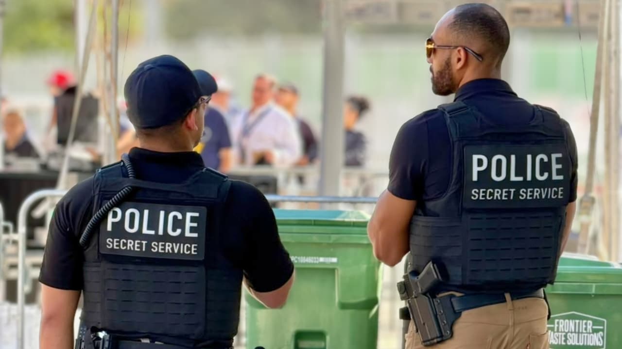 Así fueron vistos los agentes de TSA y del Servicio Secreto, trabajando mano a mano en los predios del el American Airlines Center, de Dallas, donde se espera que tanto en presidente de Estados Unidos, Donald Trump, como el vicepresidente, JD Vance, ofrezcan mensajes, al clausurar la primera Convención Republicana de Mitad de Mandato.