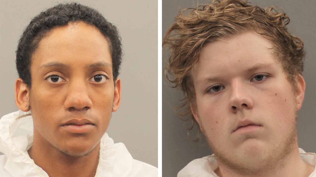 Acusan de asesinato a dos jóvenes por balear a dos hombres en Houston: una de las víctimas fue arrojada a la calle