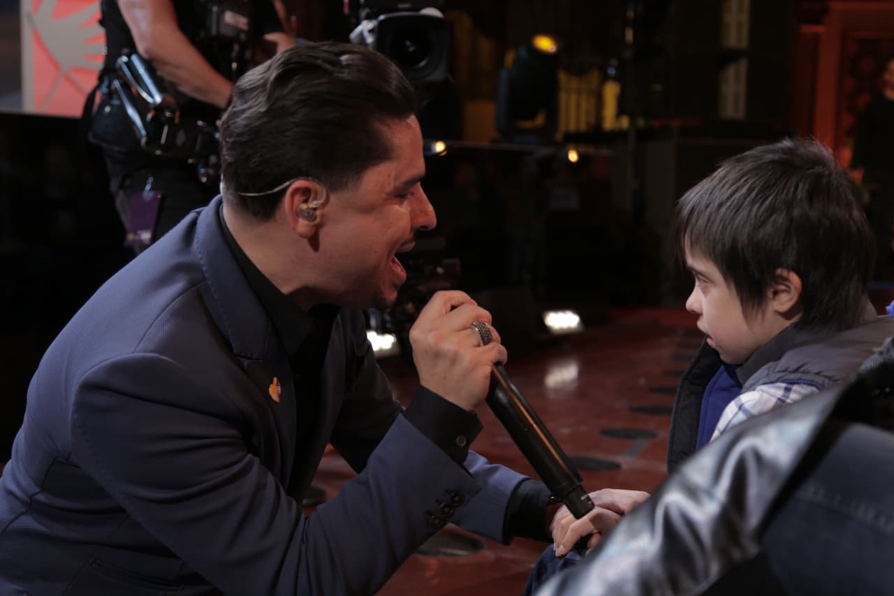 Larry Hernandez bajó del escenario y le cantó a uno de los niños en el público.