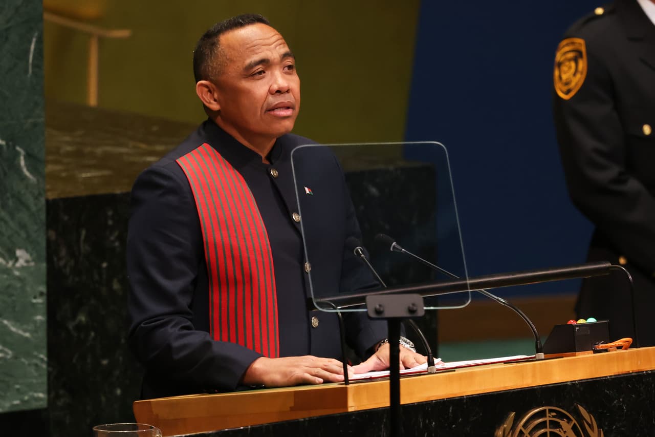 El presidente de Madagascar,
<b>Michael Randrianirina</b>, intervino este jueves durante el 81.º período de sesiones de la Asamblea General de las Naciones Unidas, celebrado en la sede de la ONU en Nueva York. La participación del mandatario forma parte de las intervenciones de líderes y representantes internacionales que se desarrollan durante el actual periodo de sesiones de la Asamblea General.
<br>