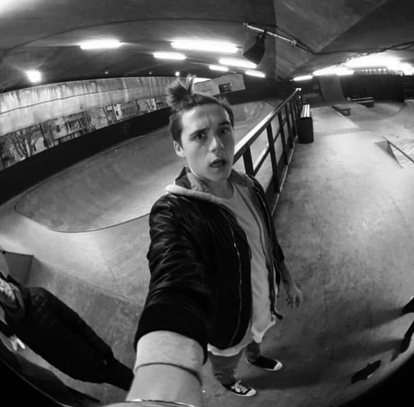 Compartió fotos de su sesión para la nueva campaña de las fragancias de Burberry.