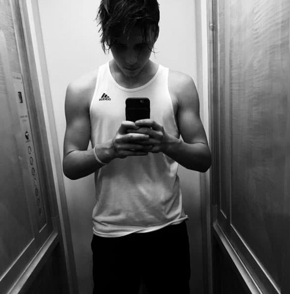 El chico adora sacar fotos en blanco y negro.