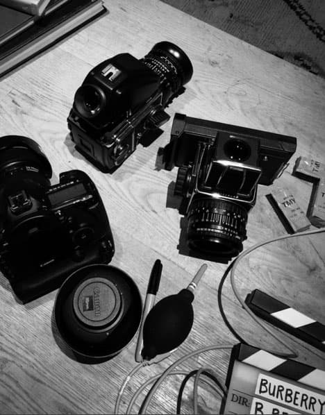 Con el equipo fotográfico que usó.