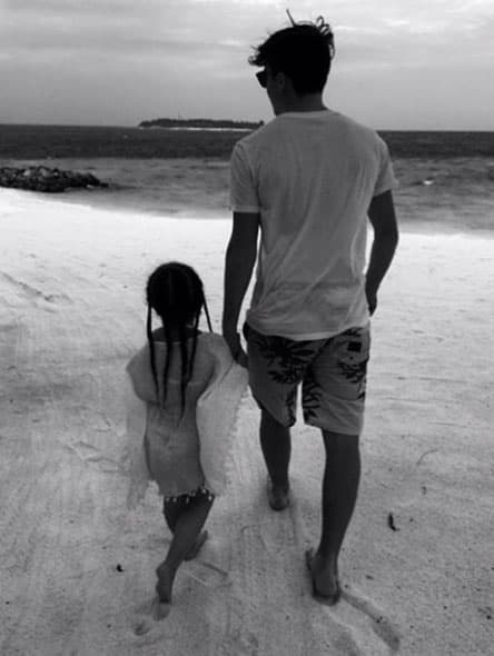 Como esta imagen con su hermanita Harper.