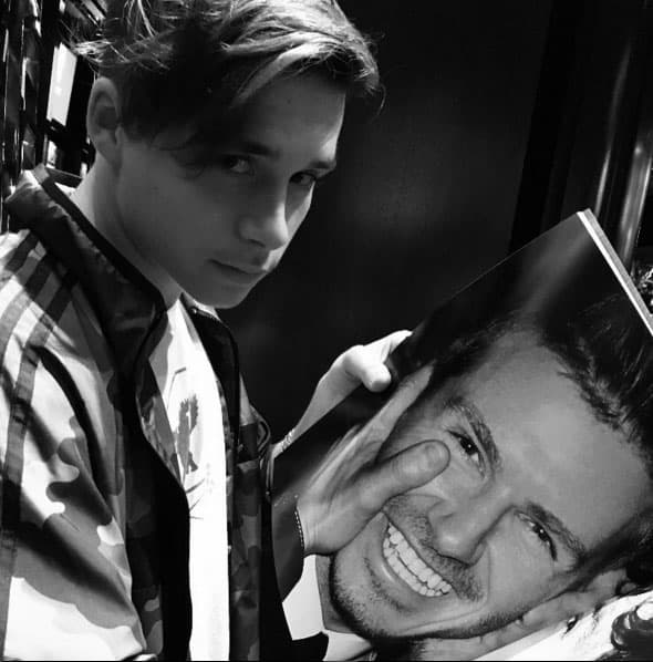 Burlándose de papá en una revista.