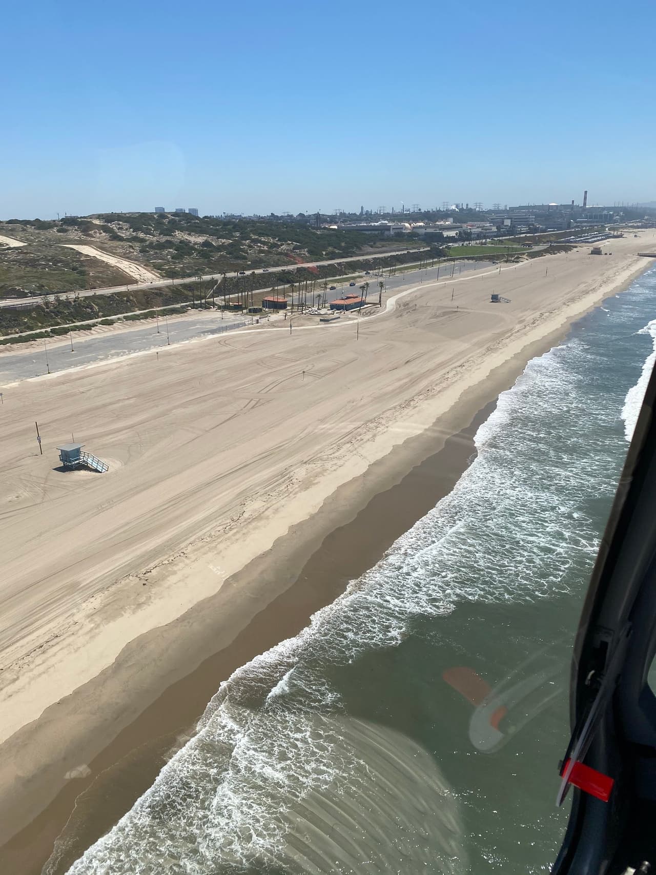 "Mis felicitaciones a nuestra comunidad por estar lejos de las playas de Los Ángeles. Desde Malibú, Santa Mónica, Venecia, hasta Dockweiler. ¡Todo despejado!", escribió el jefe del LAPD Michael Moore.