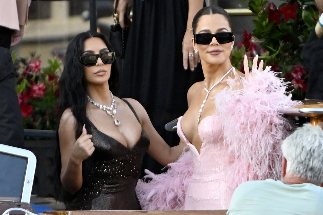 Kim Kardashian y Khloe Kardashian salen del Hotel Gritti Palace en el día de la boda.