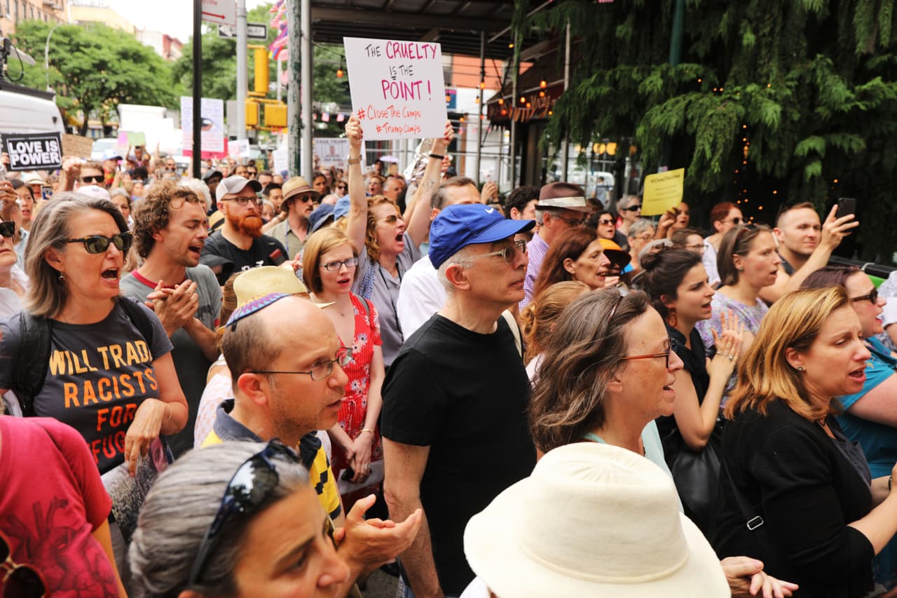 <b>“La crueldad es el punto”</b>, otro de los carteles vistos en la protesta ‘Close the Camps’ en Nueva York. Según los organizadores de la protesta, el gobierno de Trump “encarcela niños en condiciones inhumanas”, hace “amenazas de redadas generalizadas para separar familias” y “encubre informes de inmigrantes que mueren bajo custodia por los abusos de los agentes de ICE y CBP”.