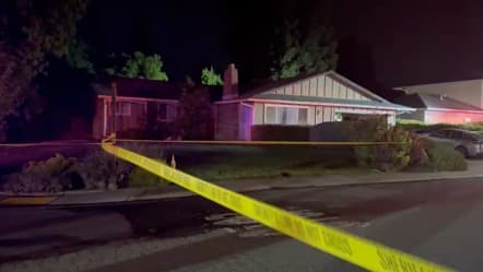 Sin embargo, cuando los bomberos lograron controlar las llamas, encontraron a una persona muerta en el interior de la casa. Las autoridades aún no identifican a la persona que murió calcinada en el incendio.