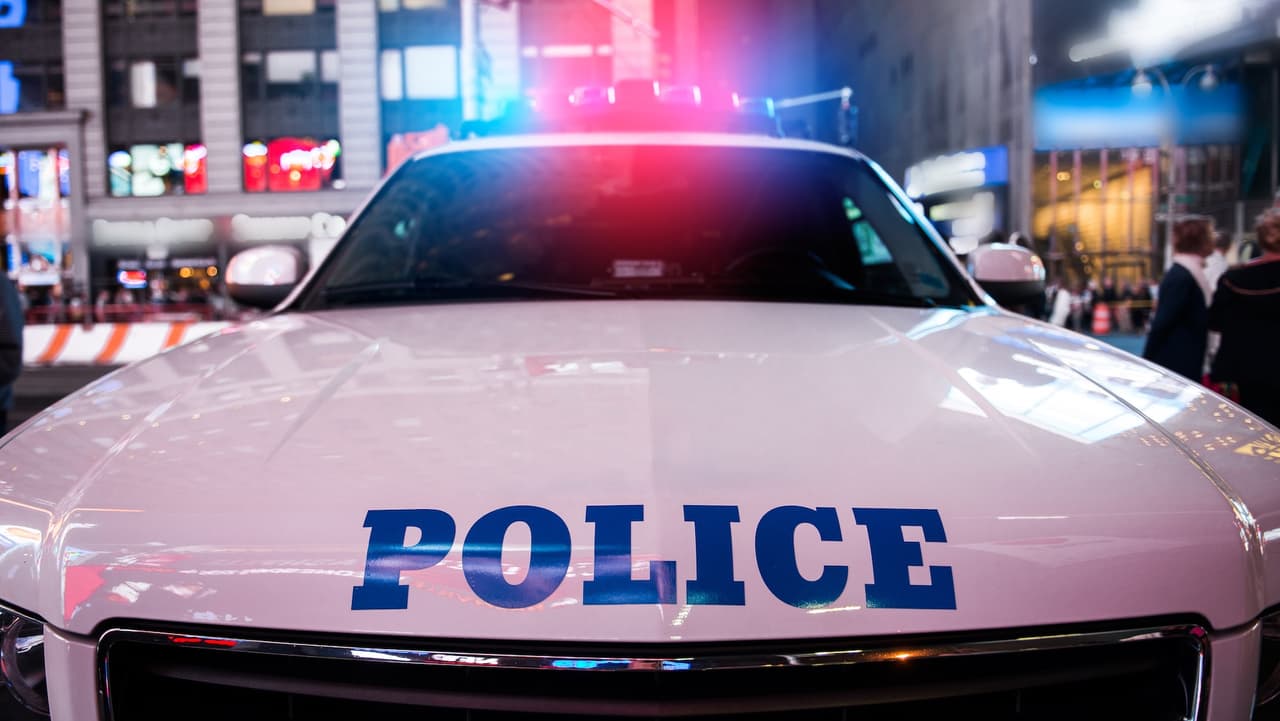 Hombre es asesinado a golpes con un bate de béisbol en Queens tras accidente de tránsito