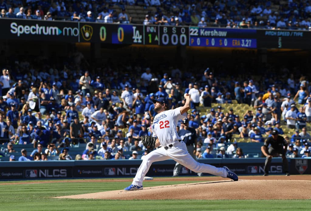 Kershaw empezó tolerando un sencillo de Lorenzo Cain pero luego se fajó y retiró en orden a los tres siguientes oponentes para colgar el cero.