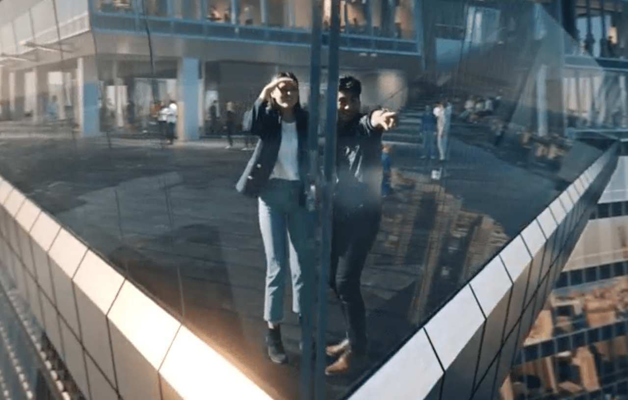 Justo en ese borde de la plataforma hay espacio para que una persona se quede sola, rodeada de vidrio, aire y cielo.
<br>