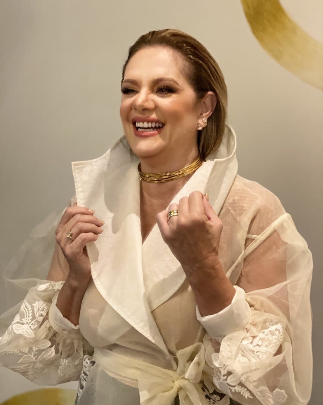 Sobre ello habló en entrevista para Hoy y aclaró que
<b>hasta el momento no ha recurrido al bisturí</b>, en cambio, confesó que
<b>los filtros ayudan a quitarle algunos años</b>.