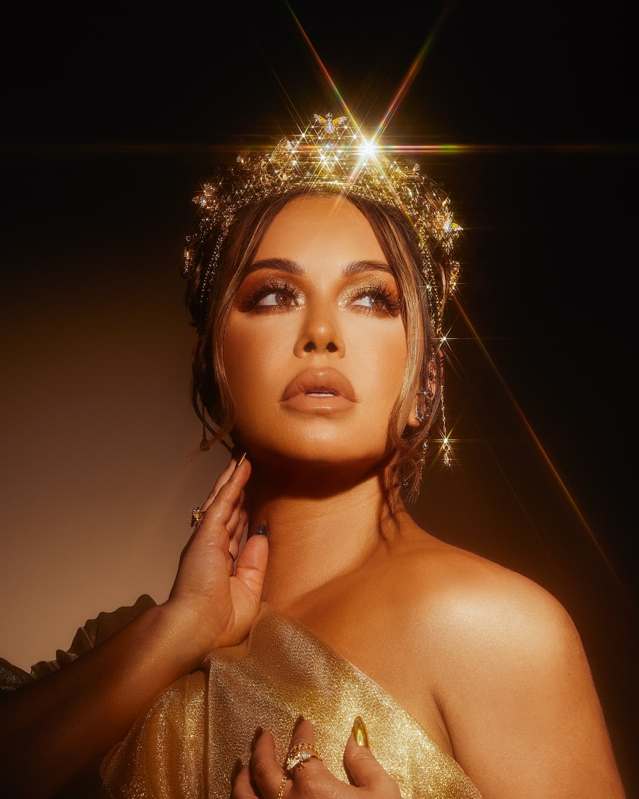 <h2 class="cms-H2-H2"></h2>
<h3 class="cms-H3-H3">Chiquis</h3>
<br>En esta edición, la joven intérprete será parte de la ceremonia con su música. Es parte de la
<u><b><a href="https://www.univision.com/shows/latin-grammy/latin-grammy-2022-lista-completa-de-nominados" target="_blank">lista de artistas nominados al Latin Grammy</a></b></u> en la categoría de Mejor Álbum de Música de Banda, junto a otras celebridades como Banda El Recodo de Cruz Lizárraga, Banda Fortuna, Banda los Recoditos y la Banda Los Sebastianes.