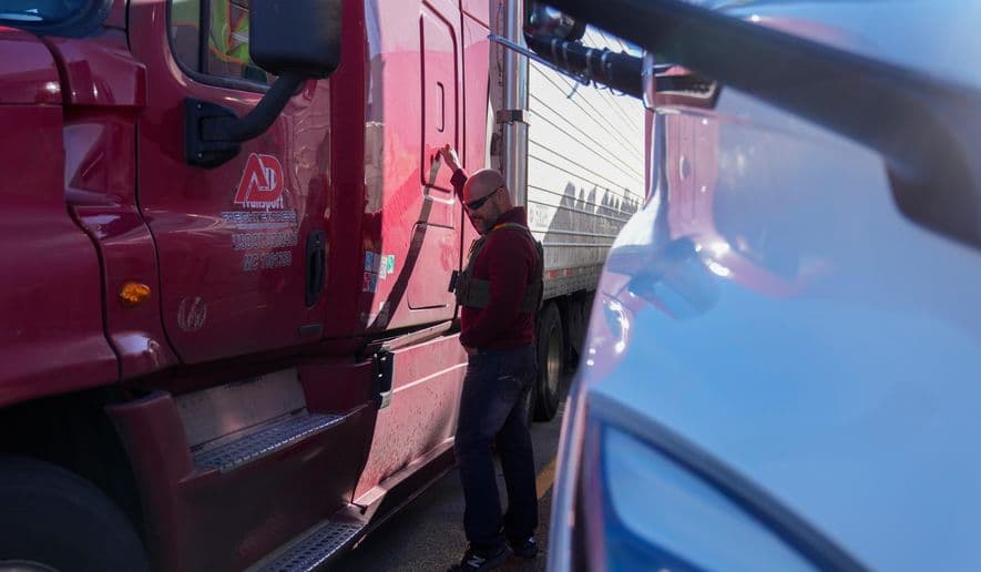 Patrulla Fronteriza detiene a 52 inmigrantes que manejaban camiones de carga en Arizona