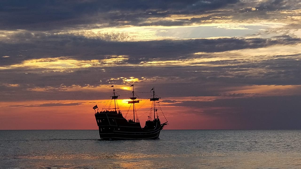 Quienes visitan Clearwater Beach no sólo pueden disfrutar del baño en el mar, sino de paseos marítimos que incluyen avistamientos de delfines y contemplar el atardecer.