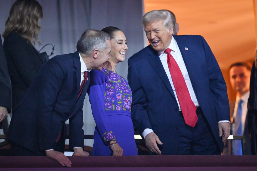 El presidente Donald Trump conversa con el primer ministro canadiense Mark Carney y la presidenta mexicana Claudia Sheinbaum tras el sorteo de la Copa Mundial de Fútbol de 2026 en el Kennedy Center de Washington, el viernes 5 de diciembre de 2025. (Mandel Ngan/Foto de grupo de prensa vía AP)