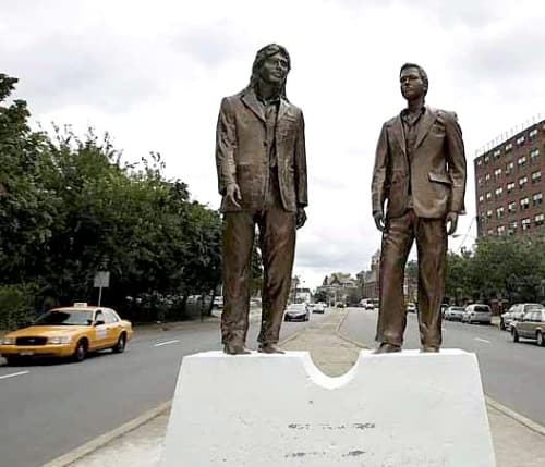 Los Temerarios fueron reconocidos en la ciudad de Passaic, New Jersey en 2009, sin embargo el gusto les duró poco tiempo porque la comunidad afroamericana de esa entidad. Todo parece que el destino de las figuras es una escuela del mismo poblado.