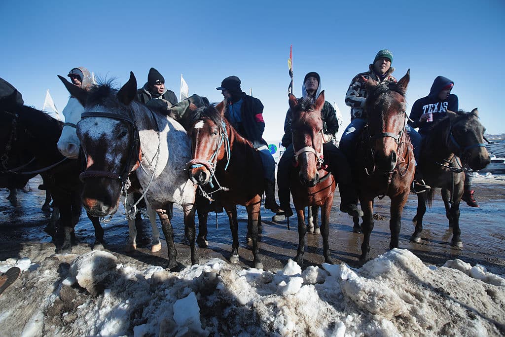 El proyecto, de la compañía Energy Transfer Partners abarca cuatro estados, tiene un costo de 3,800 millones de dólares y está prácticamente concluido salvo en el segmento que acaban de bloquear gracias a las protestas de la tribu de Standing Rocks. (Foto: Getty Images)