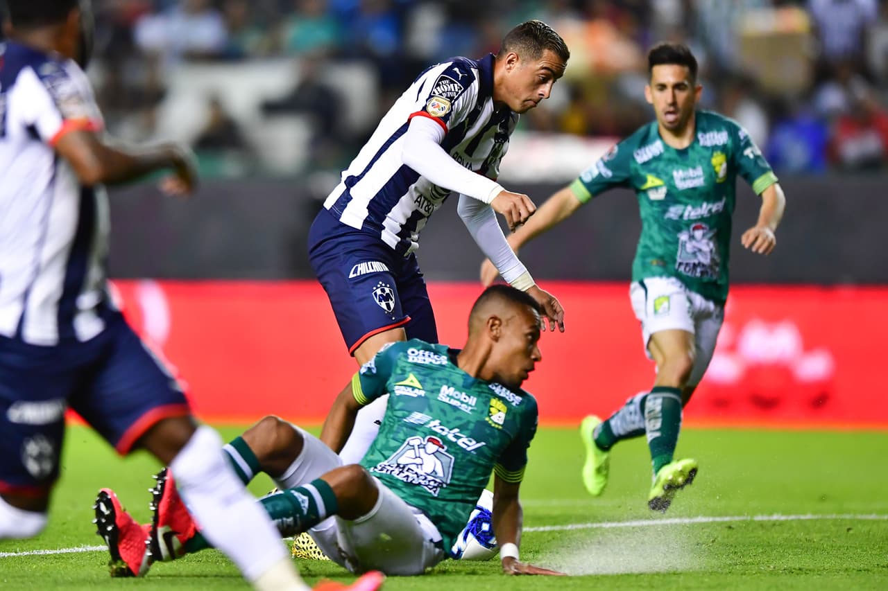 Luis Montes se lució con doblete en la goleada de 3-1 sobre el campeón Monterrey que alaga su racha a cinco jornadas sin triunfo.