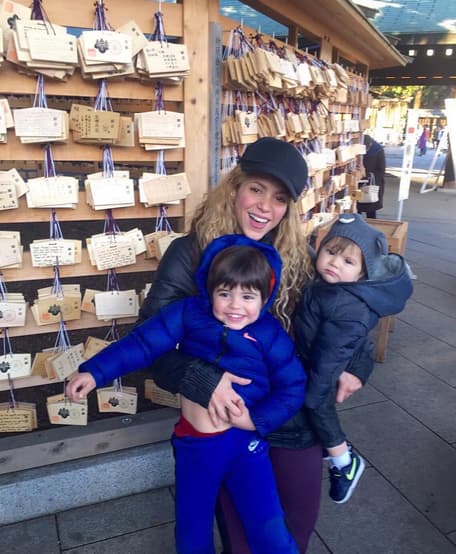 Shakira feliz con sus dos príncipes, ¡claro que nos gusta!