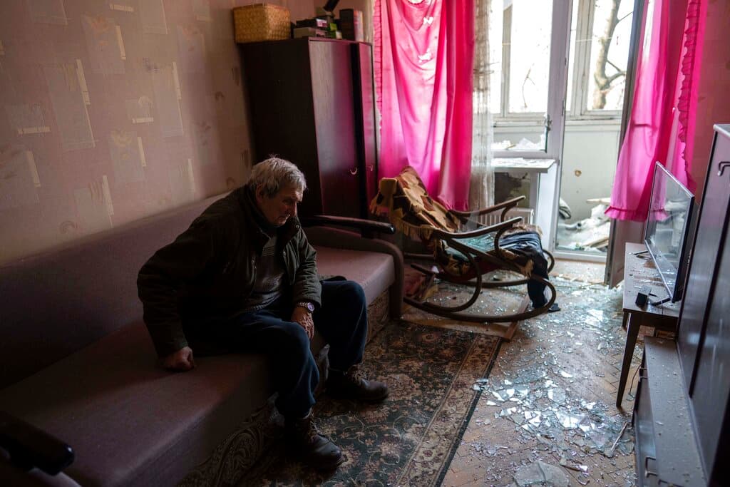 Volodymyr, de 80 años, descansa en su casa en Kiev, afectada por los ataques rusos con misiles de este miércoles.