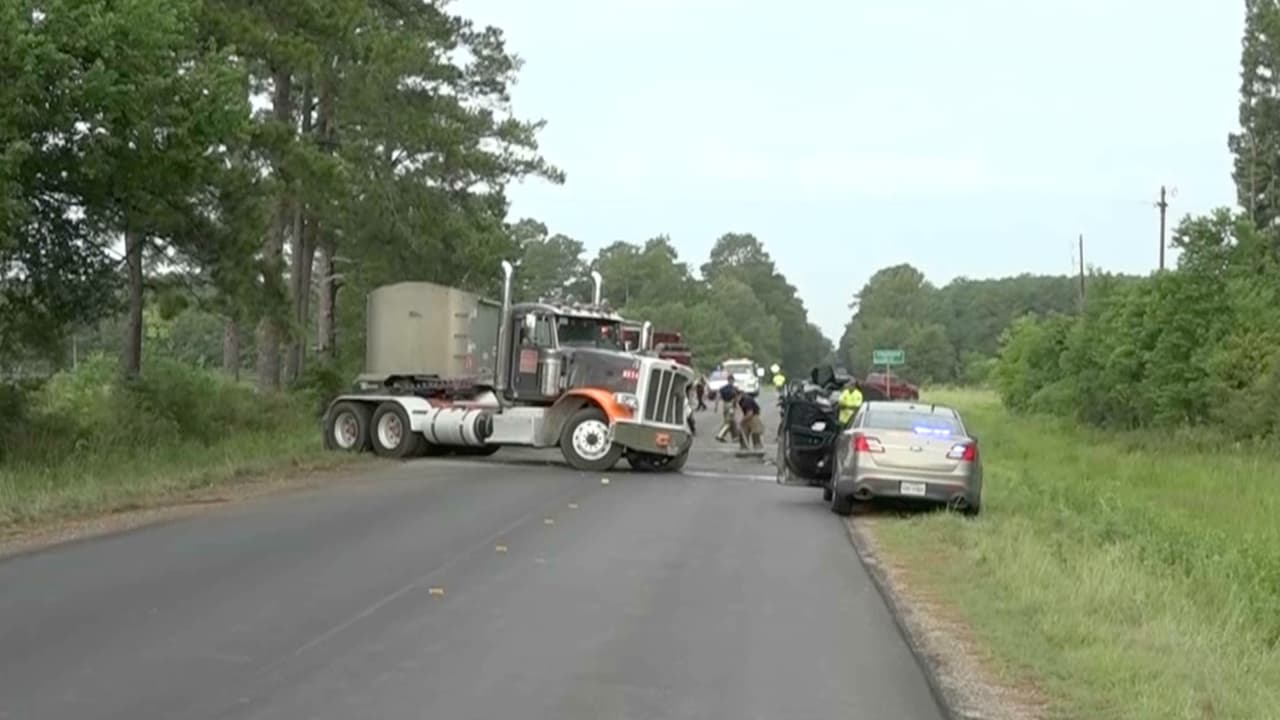 Un automóvil KIA Sorrento del 2008 era conducido con dirección oeste detrás de un camión Peterbilt del 2005. La conductora trató de pasar el tráiler alrededor de las 6:11 a.m, indicaron oficiales del Departamento de Seguridad Pública de Texas (TXDPS por sus siglas en ingles).