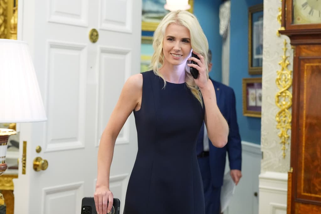 Donald Trump habría entregado regalos en efectivo de $45.000 a su asistente Natalie Harp, según Washington Post