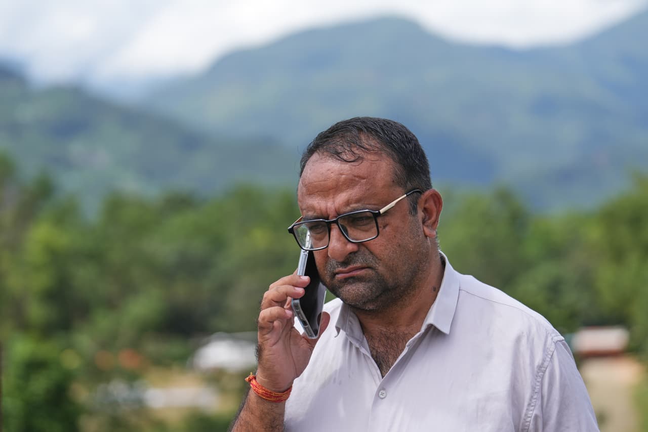Un director de una pequeña escuela de Nepal evacuó a 900 alumnos antes de que la inundación arrasara con todo