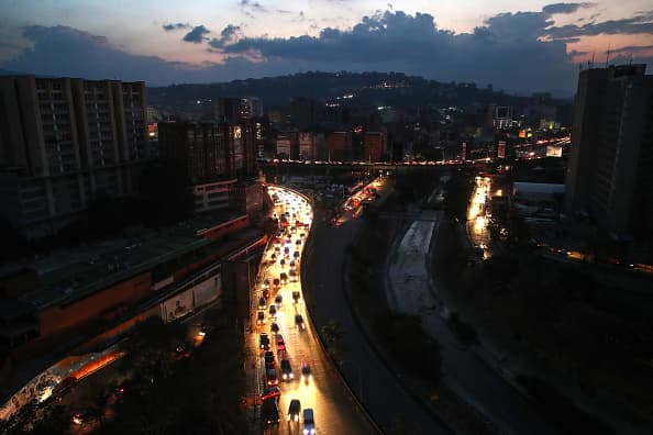 Vista de una parte de Caracas, Venezuela, la noche del 9 de marzo de 2019.