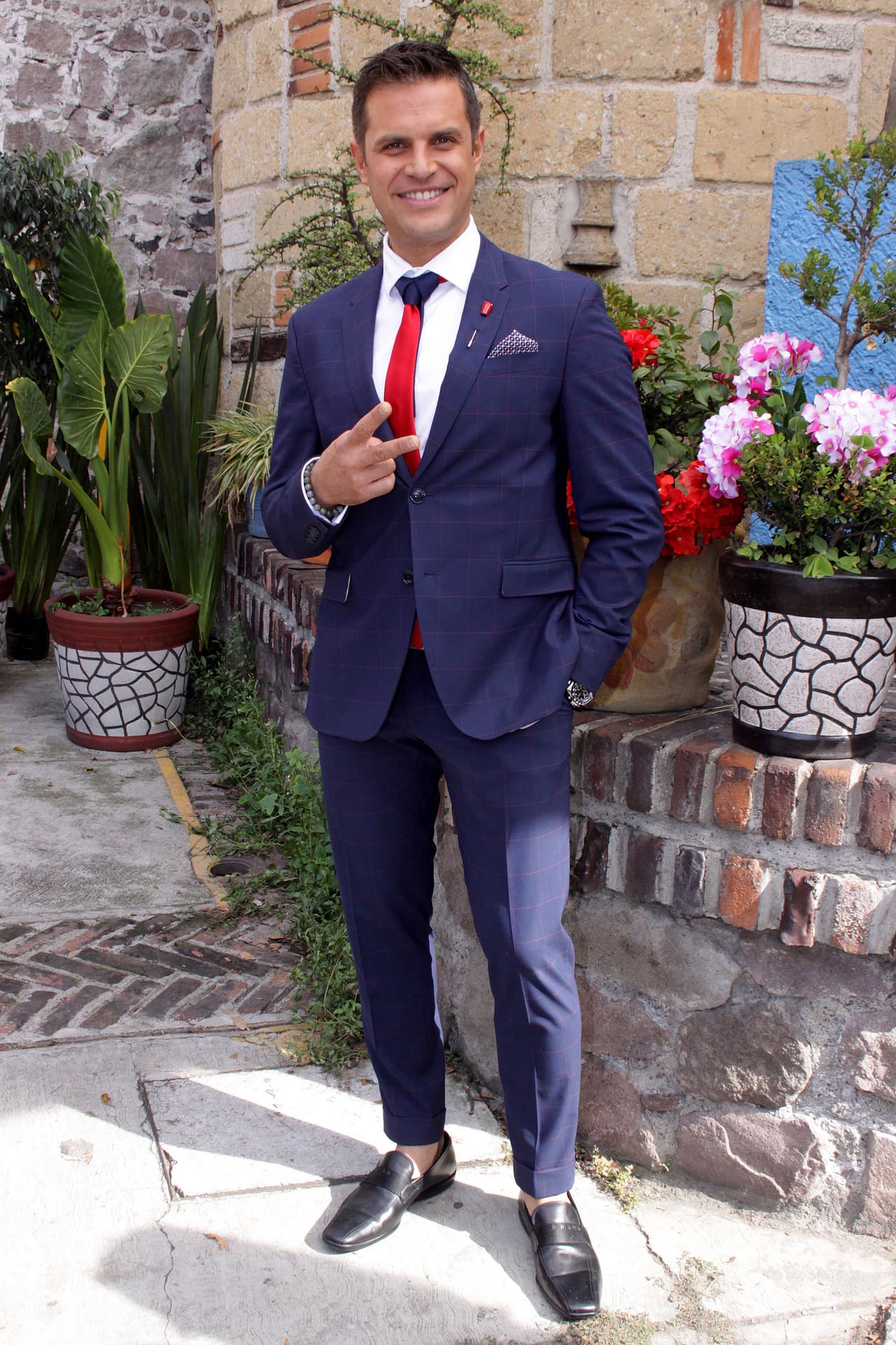 "
<b><a href="https://www.univision.com/famosos/mark-tacher-niega-ser-maltratador-de-mujeres-y-da-detalles-de-su-rompimiento-con-cynthia-alesco-fotos" target="_blank">Me envió una demanda penal de violencia familiar</a></b>, según lo que dice es que de repente yo levanto tanto la voz que parezco agresivo y que ella se tiene que ir a esconder porque quizá la pueda agredir físicamente, porque sí dice perfectamente que no ha habido agresión física alguna".
<br>