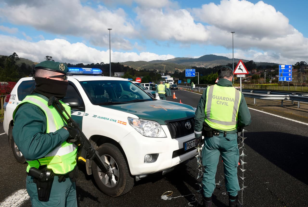 La Guardia Civil española hace un control en la frontera por Portugal.