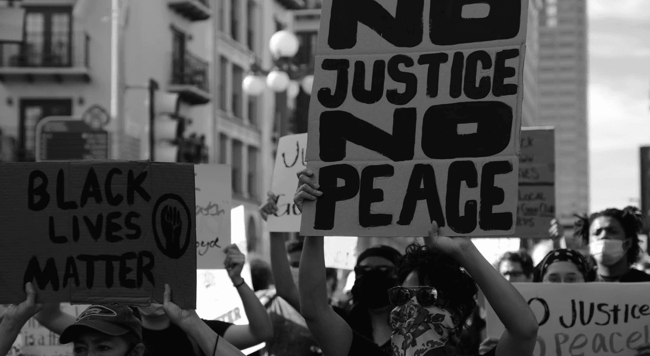 "El Covid-19 detuvo todo, excepto el racismo y la brutalidad policial": tercer día de protestas en San Antonio