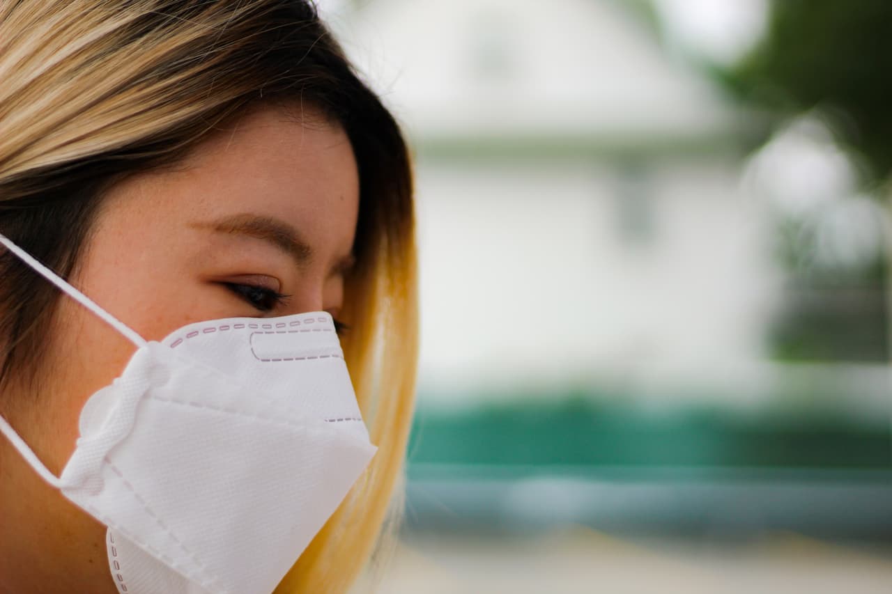 Usar su máscara mientras se encuentran en las terminales. Las principales aerolíneas tienen políticas similares en cuanto a las cubiertas faciales, y muchas prohíben las máscaras con válvulas o conductos de ventilación. La TSA también recomienda empacar una "máscara adicional o dos para demandar durante sus viajes aéreos".