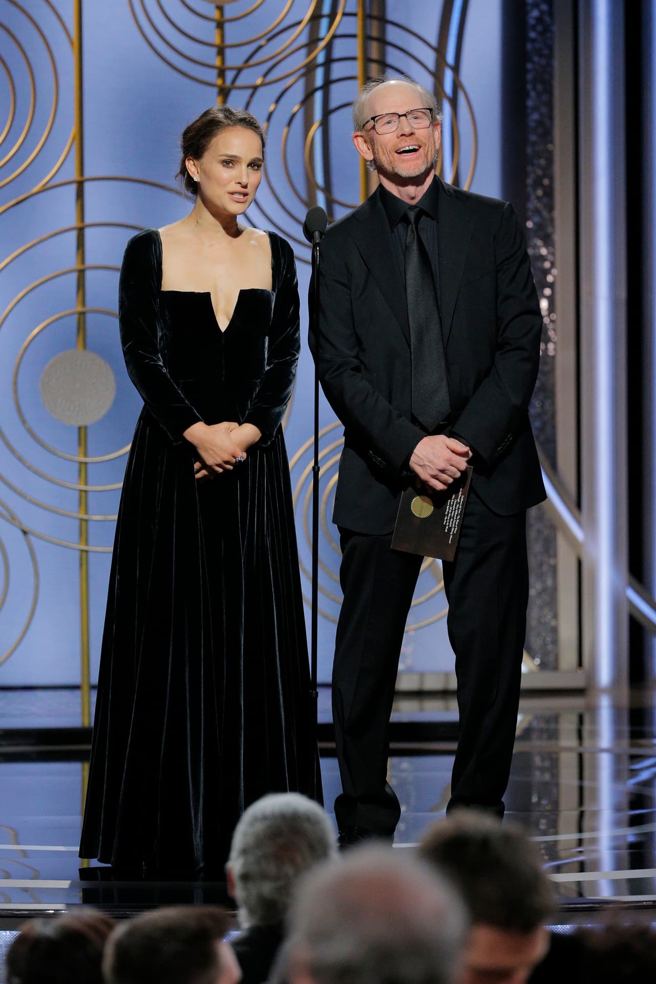 Natalie Portman presentaba junto a Ron Howard el premio a mejor director. Cuando iba a dar paso a la ronda de nominados dijo: "here are the all men nominees" (aquí están los nominados, todos hombres).
