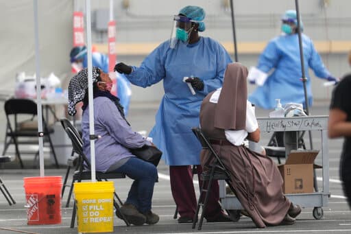 Un trabajador sanitario realiza una prueba de covid-19 a una persona en el centro de salud Clínica Campesina Martin Luther King Jr. en Homestead, Florida.