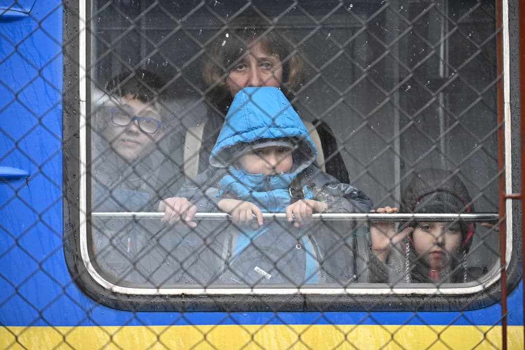 Más de cuatro millones de personas han huido de Ucrania desde el 24 de febrero de 2022, según cifras de la agencia de la ONU para los refugiados, ACNUR. A la estación de tren de Przemysl, en Polonia, este sábado llegaron en su mayoría niños y mujeres, la población que ha huido de la guerra en mayor número.