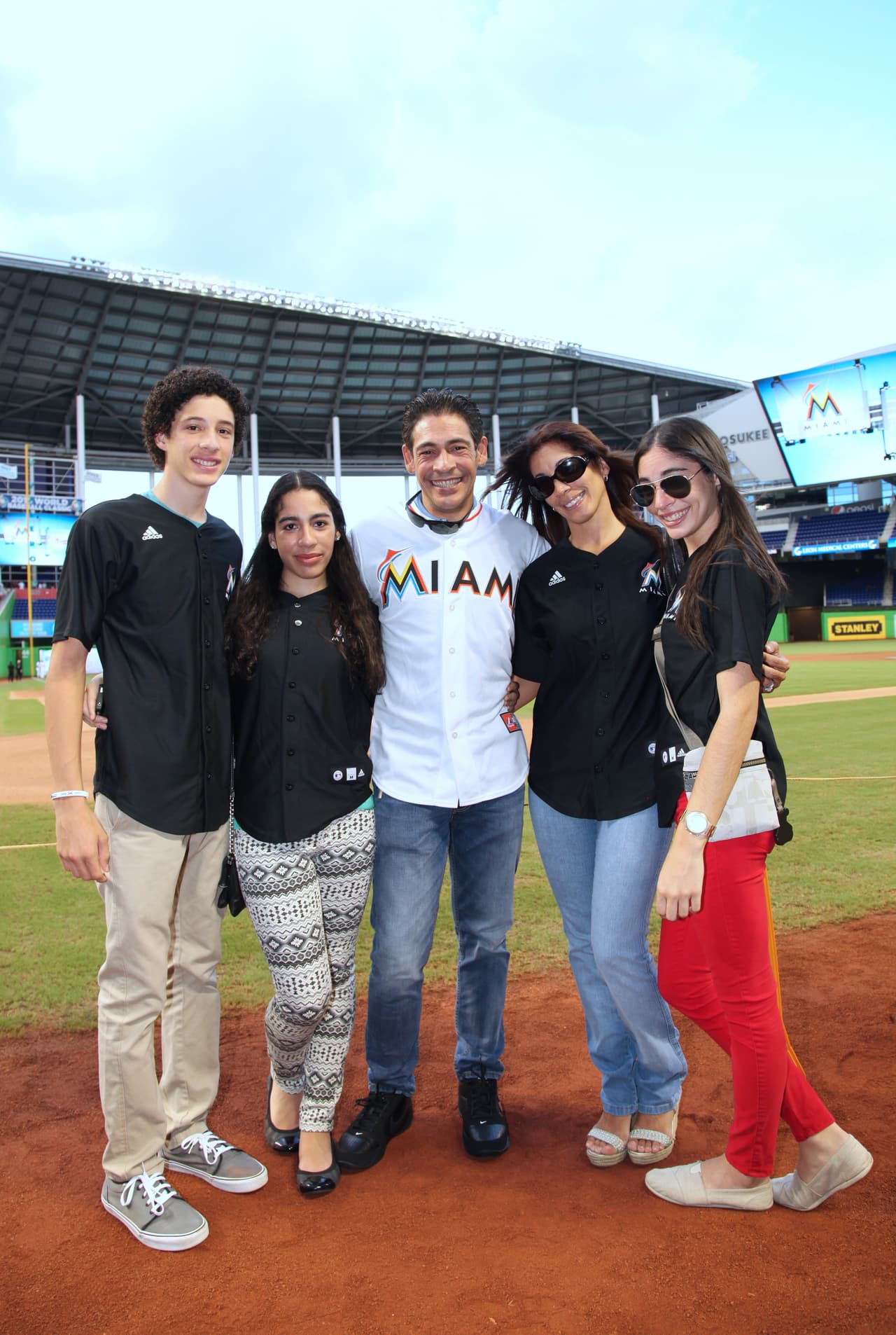 Johnny fue el encargado de lanzar la primera pelota en el partido de los Miami Marlins contra los Atlanta Braves (Septiembre, 2012)