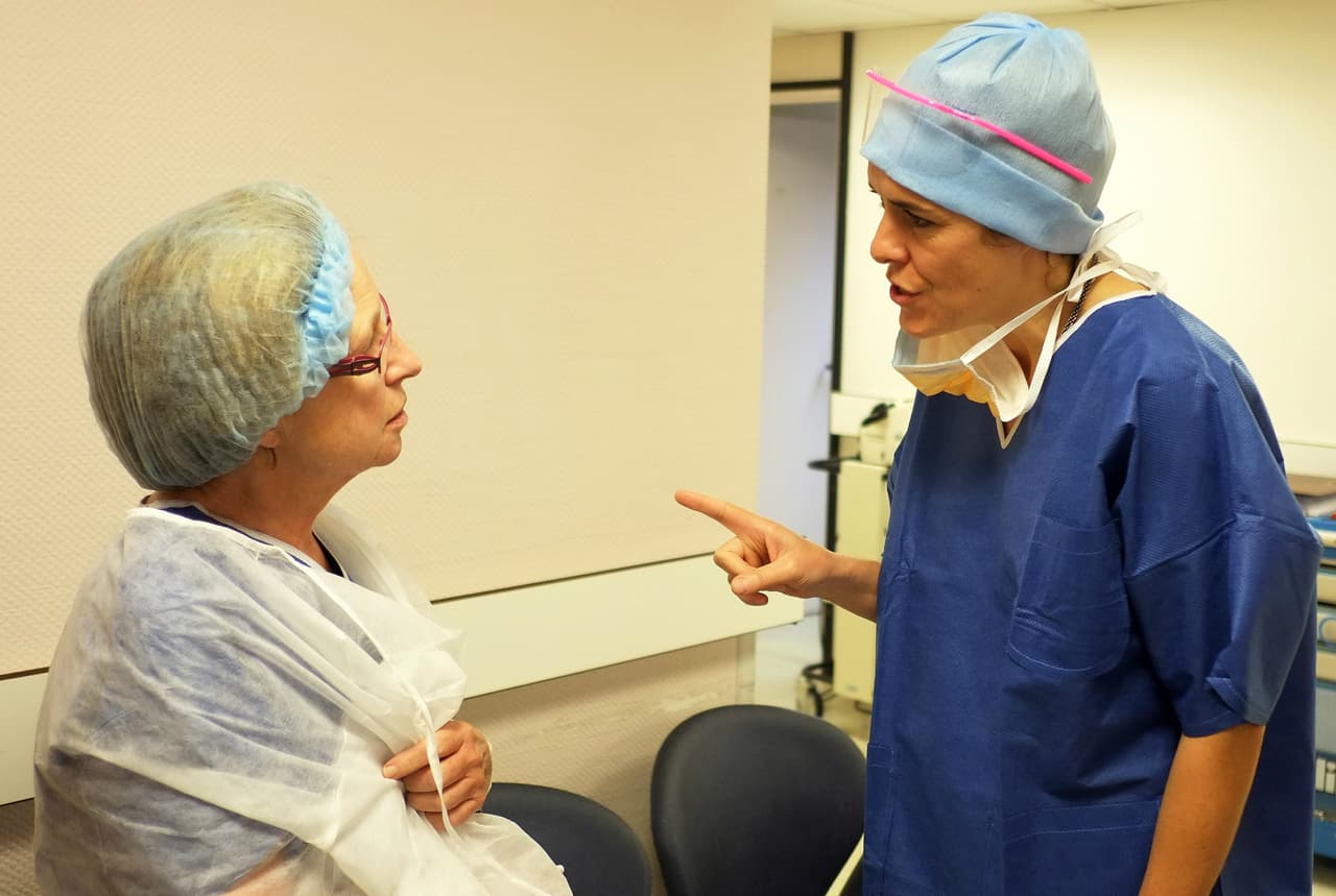 Las doctoras ganan considerablemente menos que sus colegas hombres y enfrentan más dificultades para recibir ascensos.