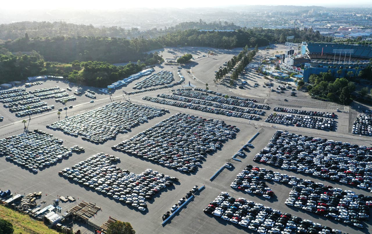 Previo a la apertura del centro de pruebas del coronavirus y desde la suspención de los eventos deportivos por la pandemia, el estadio sirvió también como estacionamiento para albergar lotes de vehículos para la renta, cuyo negoció también sufrió los efectos económicos de la crisis de salud.