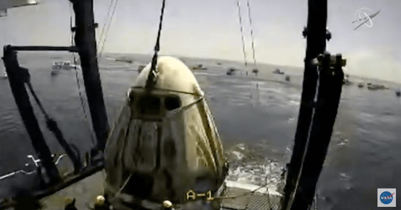 El proceso de sacar la cápsula del agua luego del amarizaje.