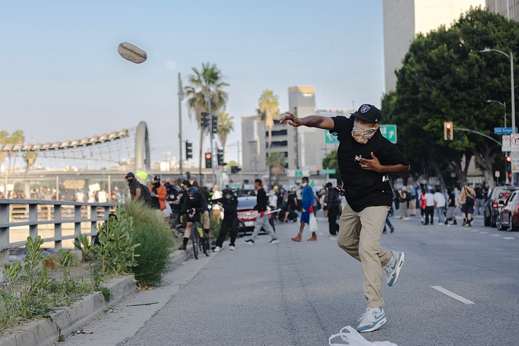 Algunos de los manifestantes lanzaban piedras a la autopista 101, con la intención de evitar que las autoridades desalojaran a quienes bloquearon el tránsito, en protesta por las redadas de ICE y el posterior despliegue de las tropas de la Guardia Nacional en Los Ángeles.