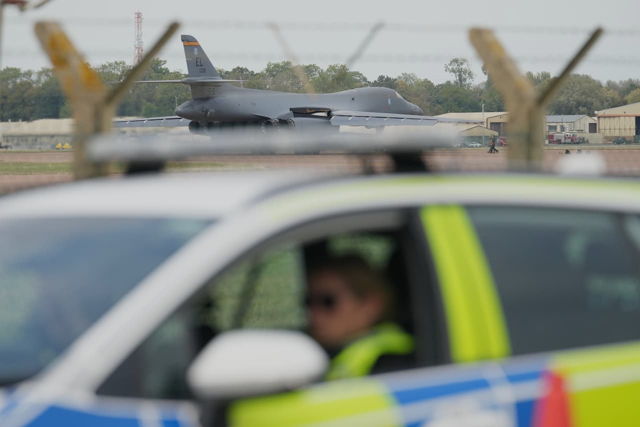 La policía británica arresta a un séptimo hombre en relación con el supuesto complot terrorista en una base aérea administrada por Estados Unidos