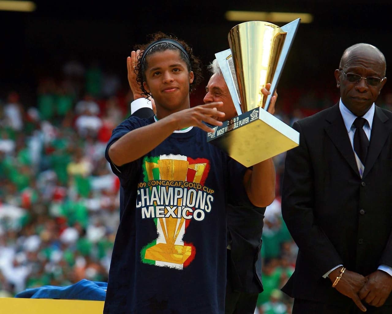 Mientras su carerra en clubes no andaba como esperaba, Giovani seguía consiguiendo frutos en la selección de México consagrándose campeón de la Copa Oro 2009.