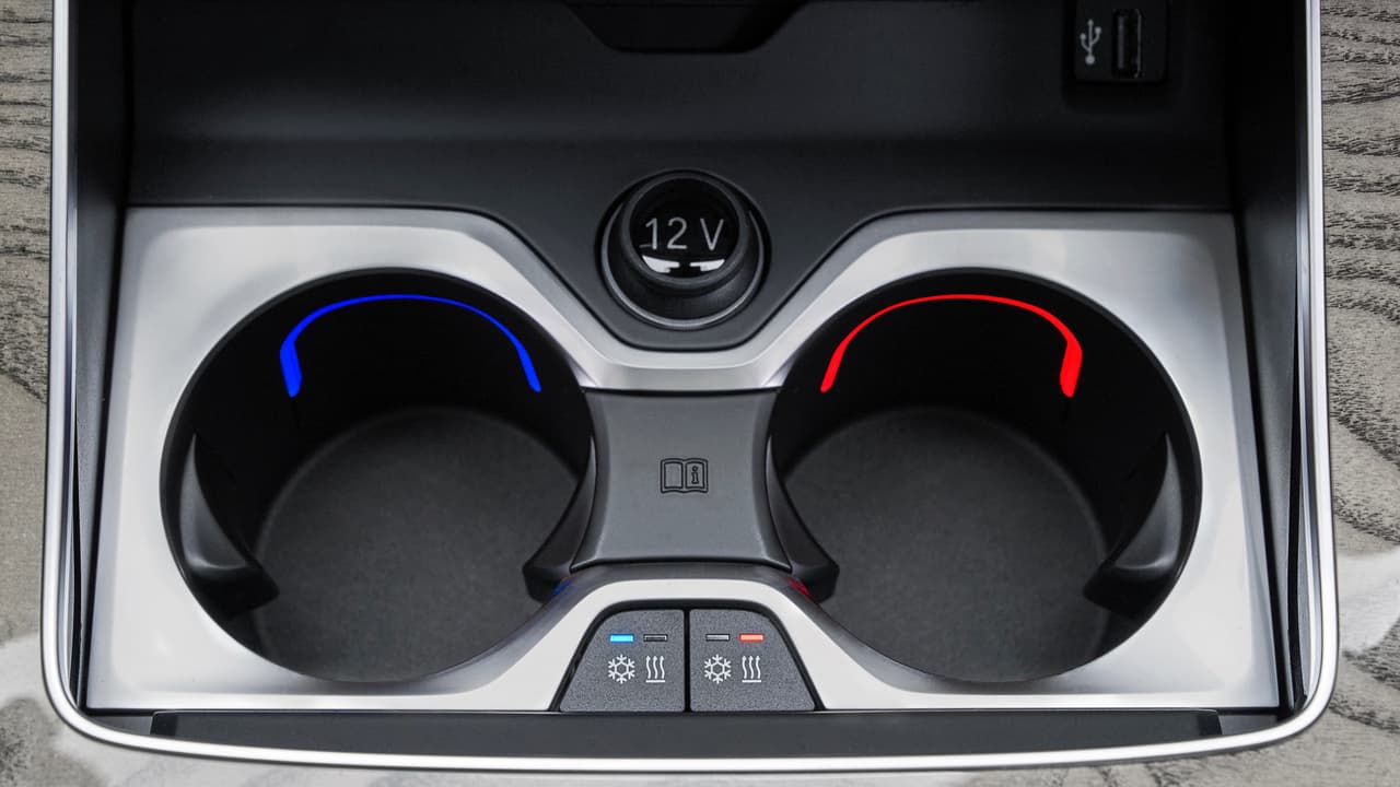 Estos
<b>porta vasos calentados y enfriados</b>, son parte del paquete 'Premium' de la BMW X7 2020.