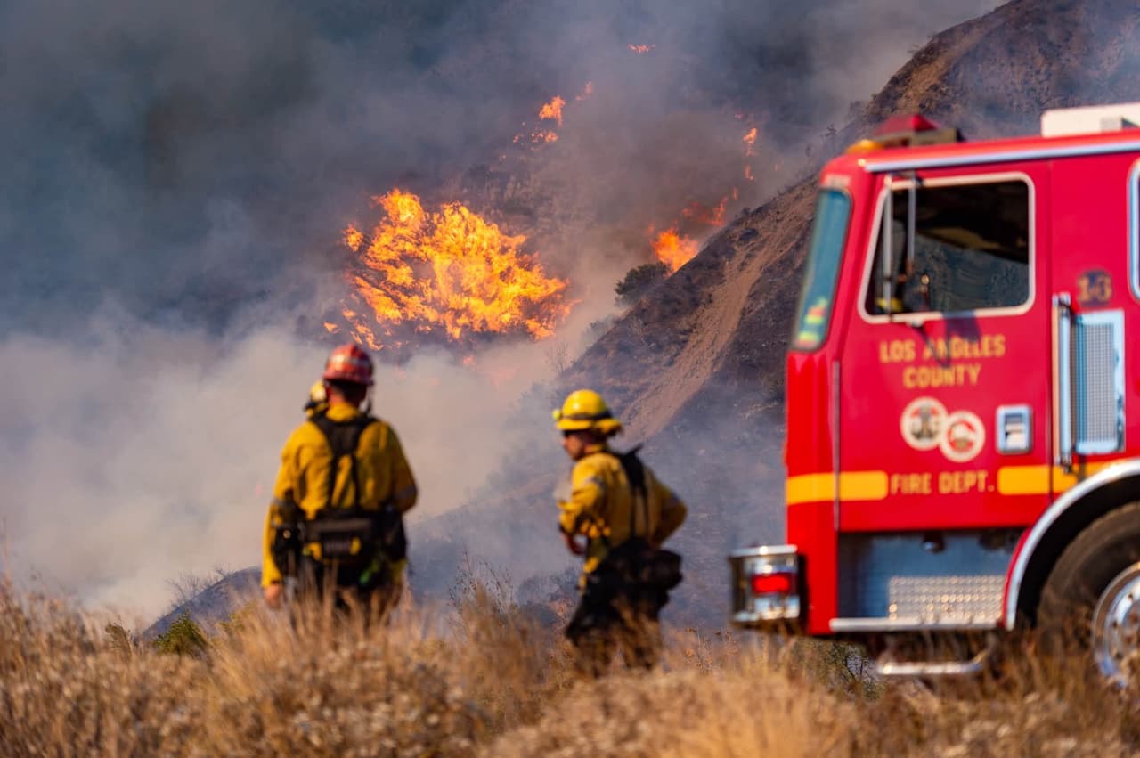 Las autoridades trasladaron a 38 jóvenes desde Campus Vernon Kilpatrick, un centro de detención juvenil cercano al incendio. Fueron llevados a Barry J. Nidorf Juvenile Hall, en Sylmar, como medida preventiva ante la emergencia.